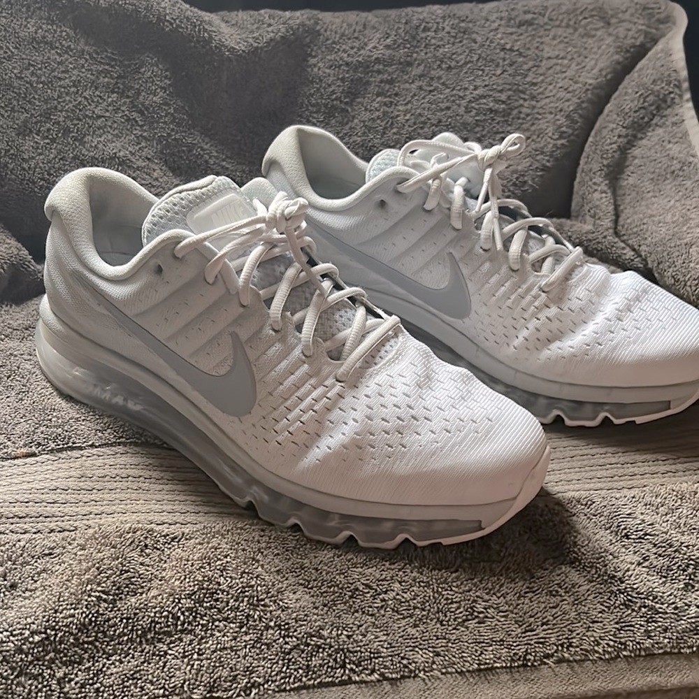 Men’s Nike Airmax 2017 gently used size 10 US